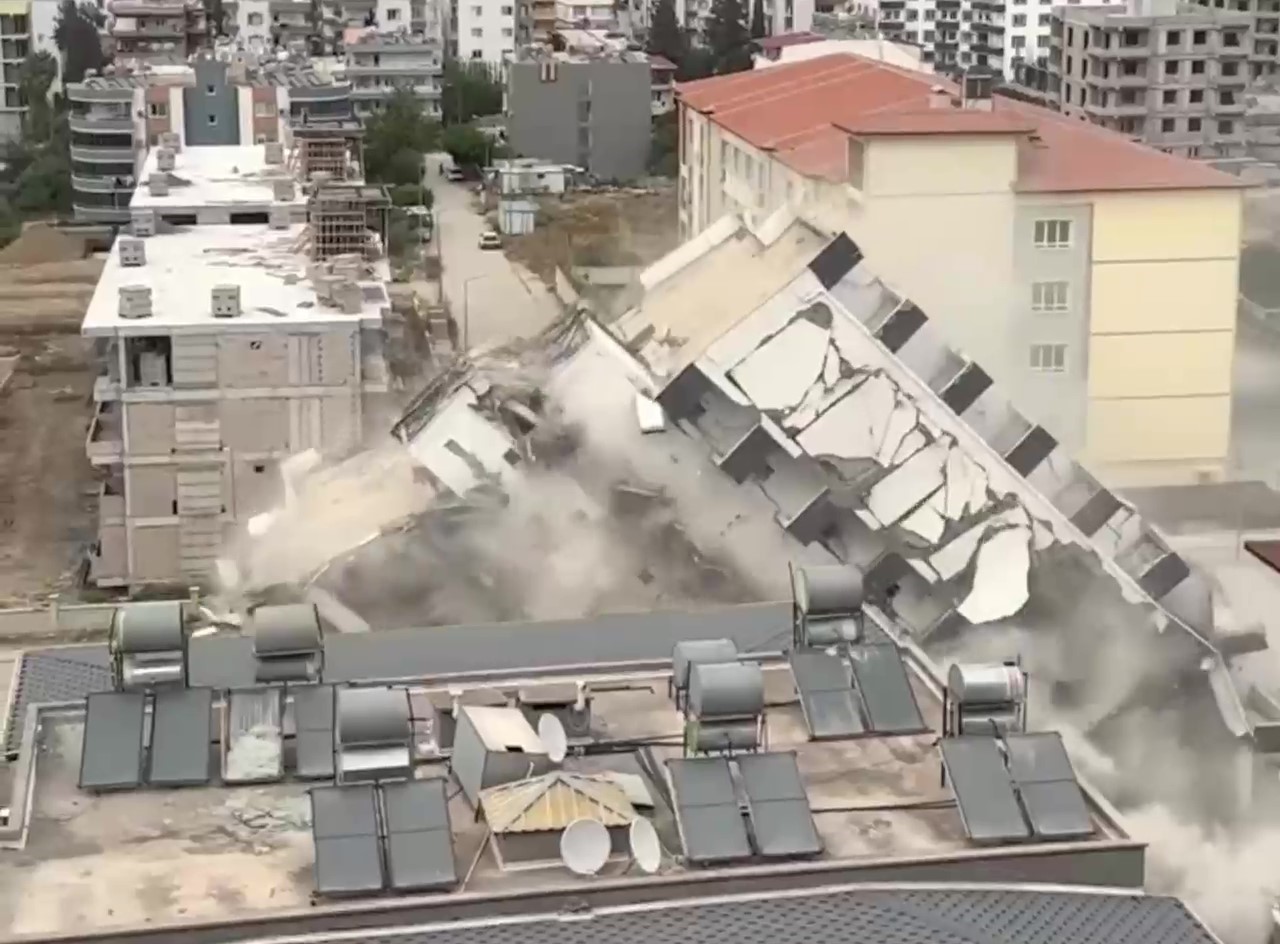 7-katli-bina-is-makinesinin-darbesiyle-kagit-gibi-yerle-bir-oldu