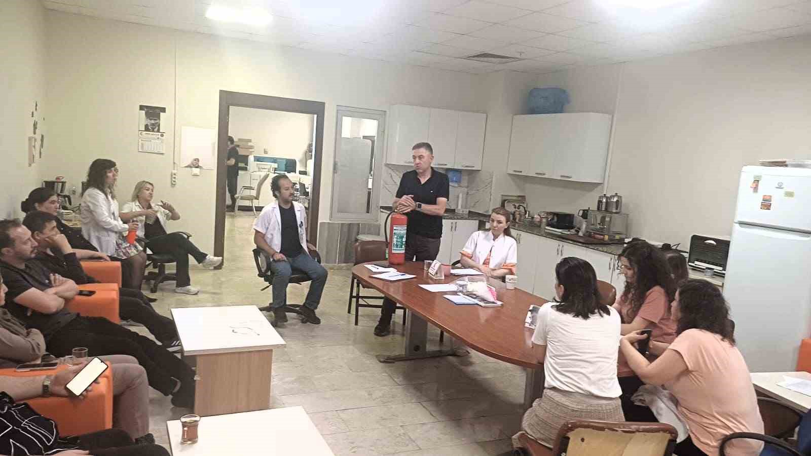 afyonkarahisar-devlet-hastanesinde-laboratuvar-calisanlarina-hatirlatma-egitimi