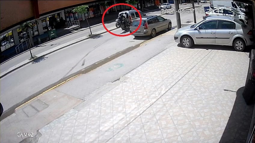 araca-carpan-motosiklet-takla-atti-1-kisi-yaralandi