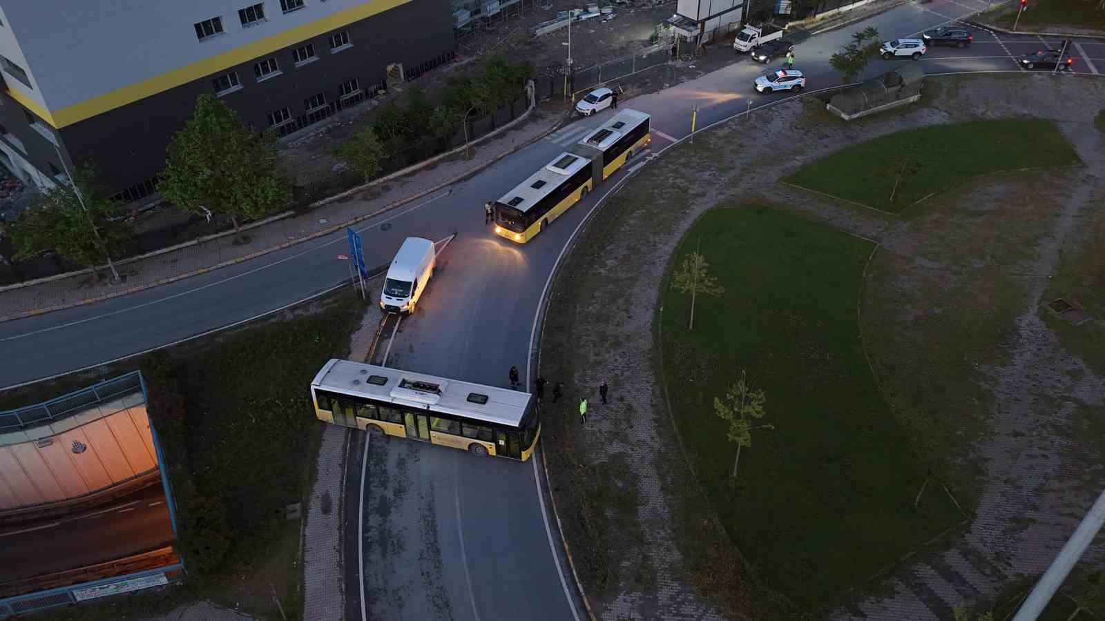 avcilarda-freni-patlayan-iett-otobusu-bir-baska-otobuse-carpti-yol-trafige-kapandi
