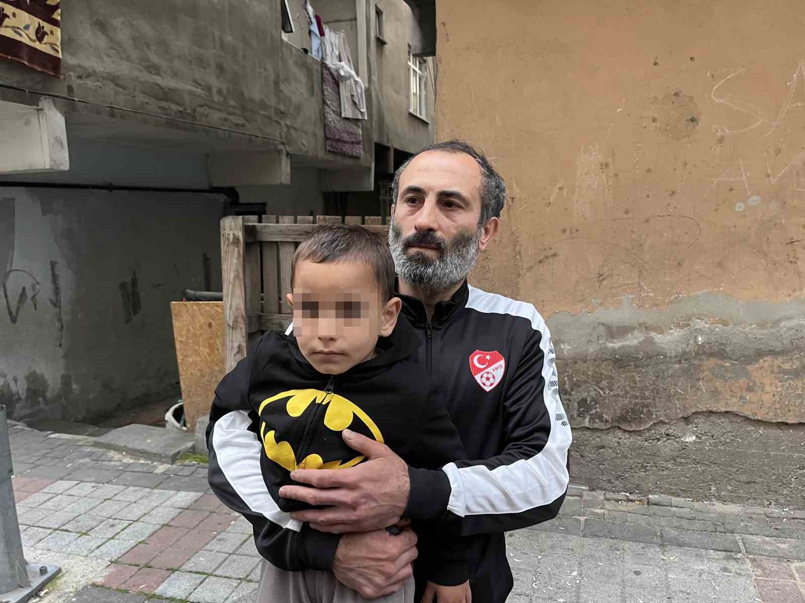 bagcilarda-otomobil-carptigi-cocuk-yaralandi-o-anlar-kamerada