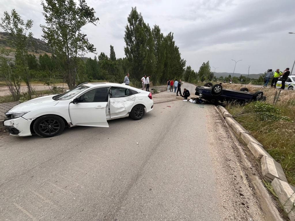bilecikte-yht-kavsaginda-trafik-kazasi-3-yarali