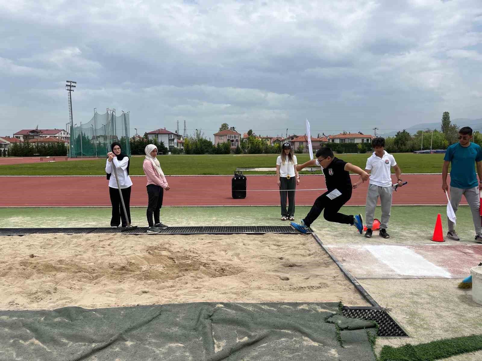 boluda-minikler-atletizm-senligi-renkli-goruntulere-sahne-oldu