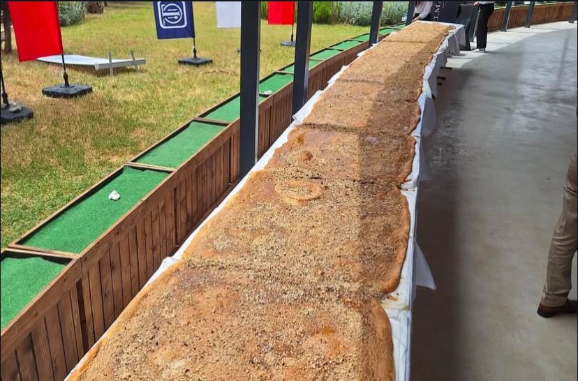 denizlide-12-metre-30-santimetreyle-dunyanin-en-buyuk-balli-cevizli-tahinli-pidesi-yapildi