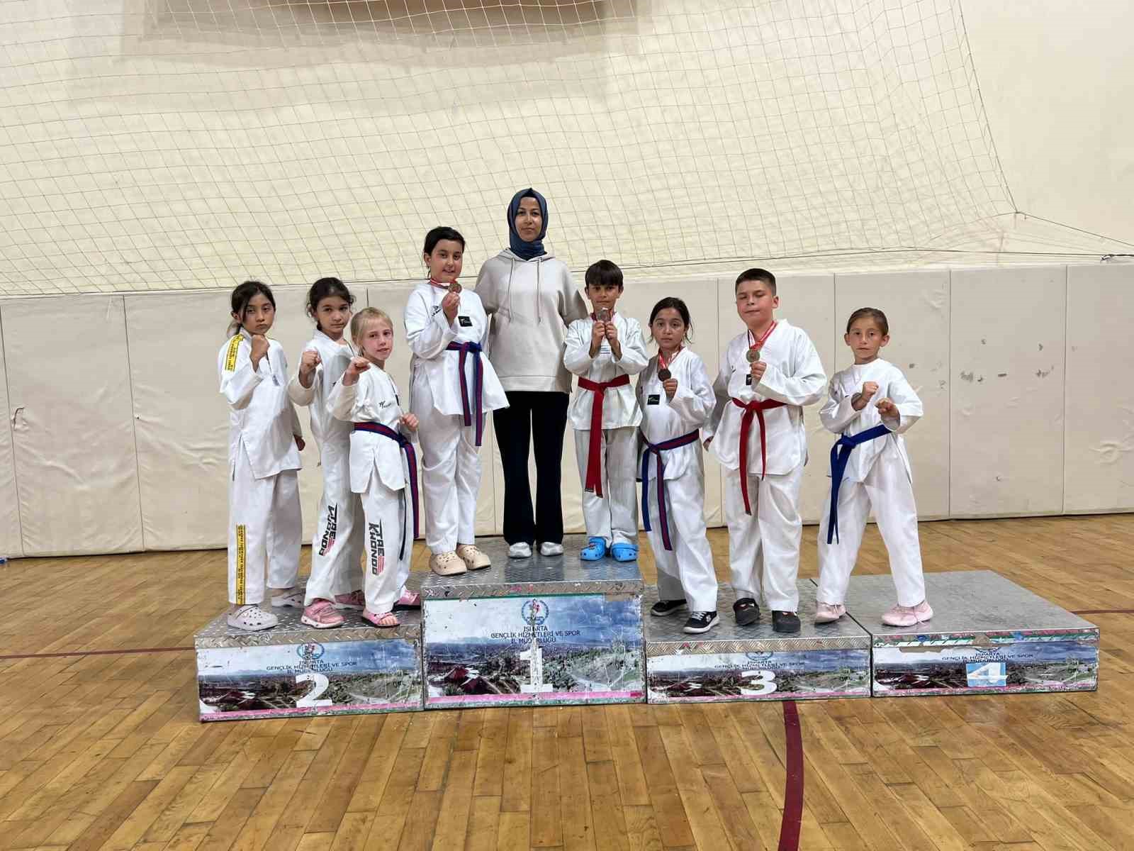 egirdirli-sporculardan-taekwondo-sampiyonasinda-madalya-yagmuru