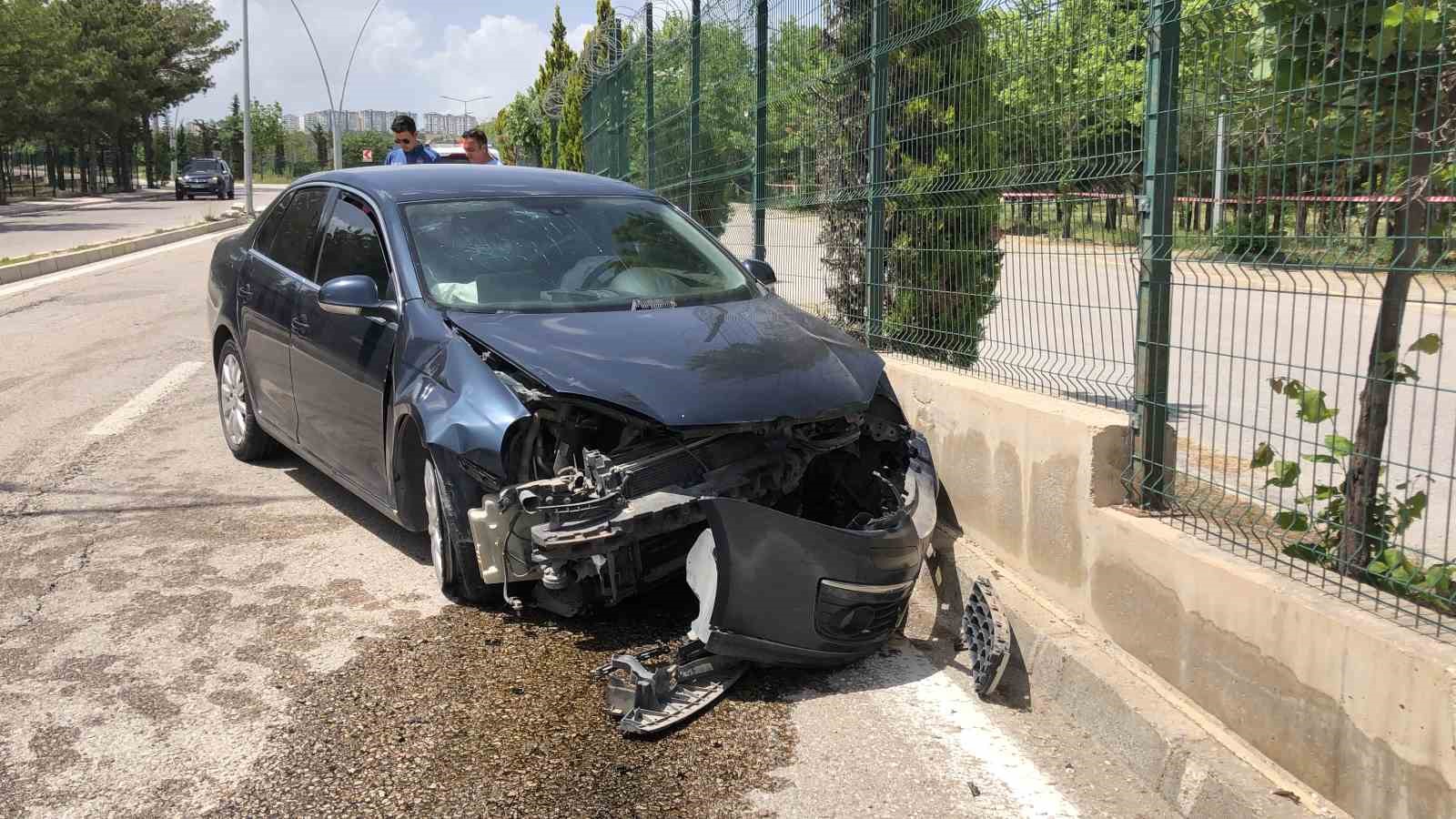 elazigda-otomobil-duvara-carpti-1-yarali