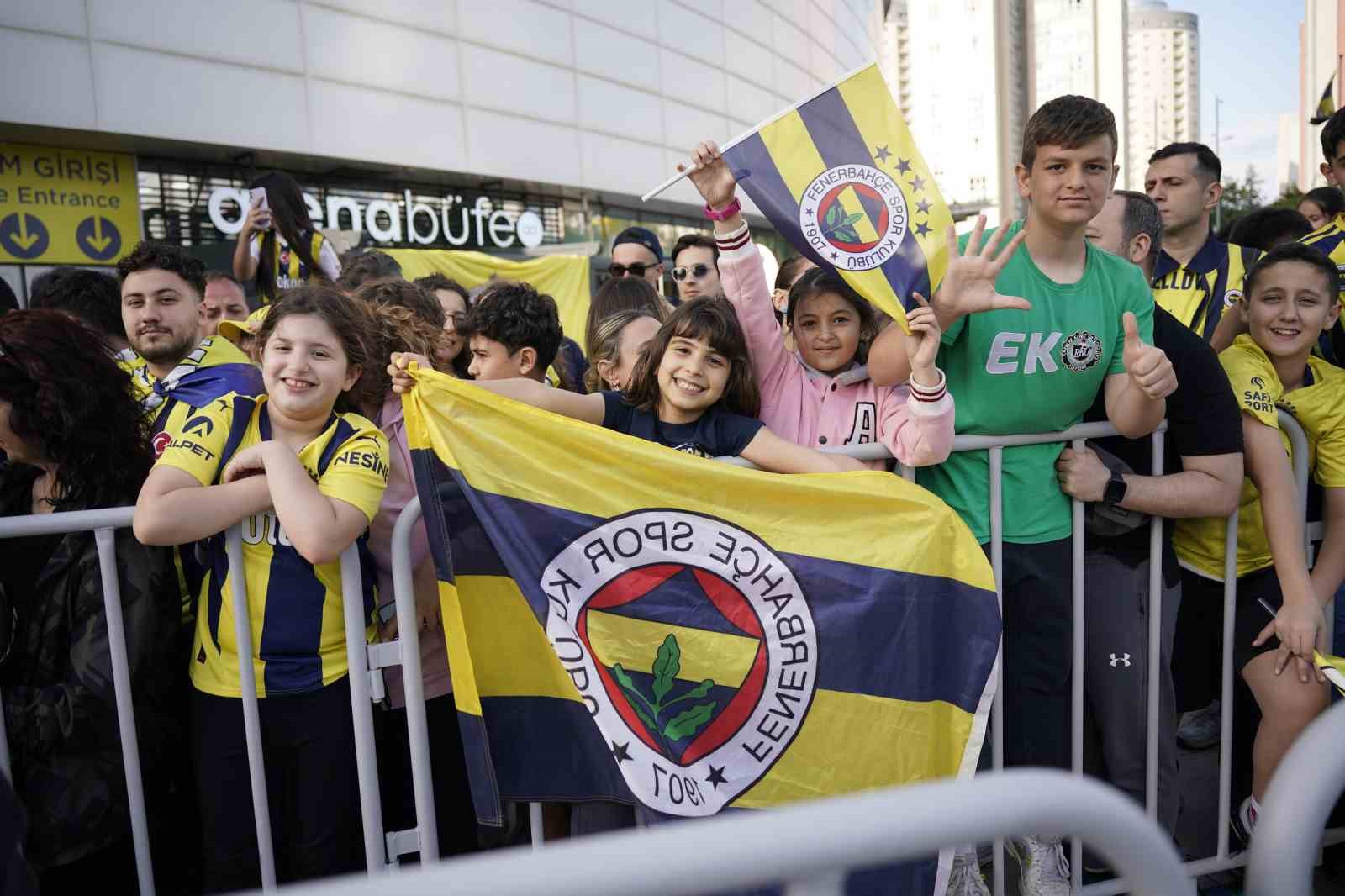 fenerbahce-euroleague-sampiyonlugunu-taraftariyla-kutladi