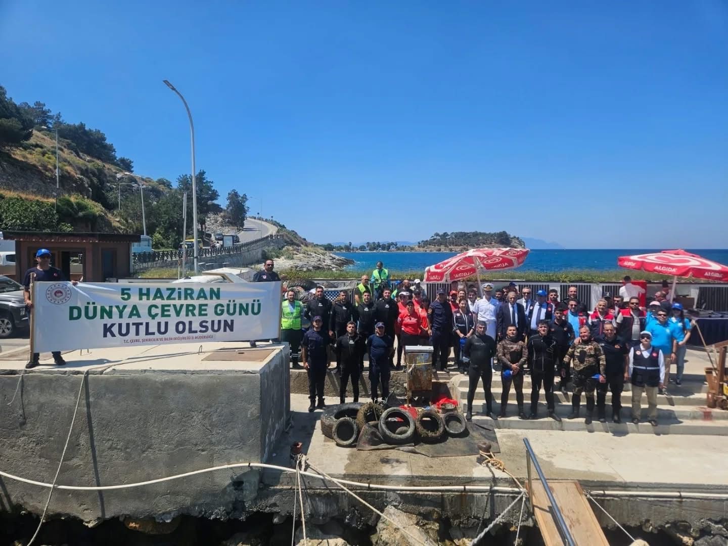 guvercinadada-deniz-dibinden-1-5-ton-atik-cikarildi