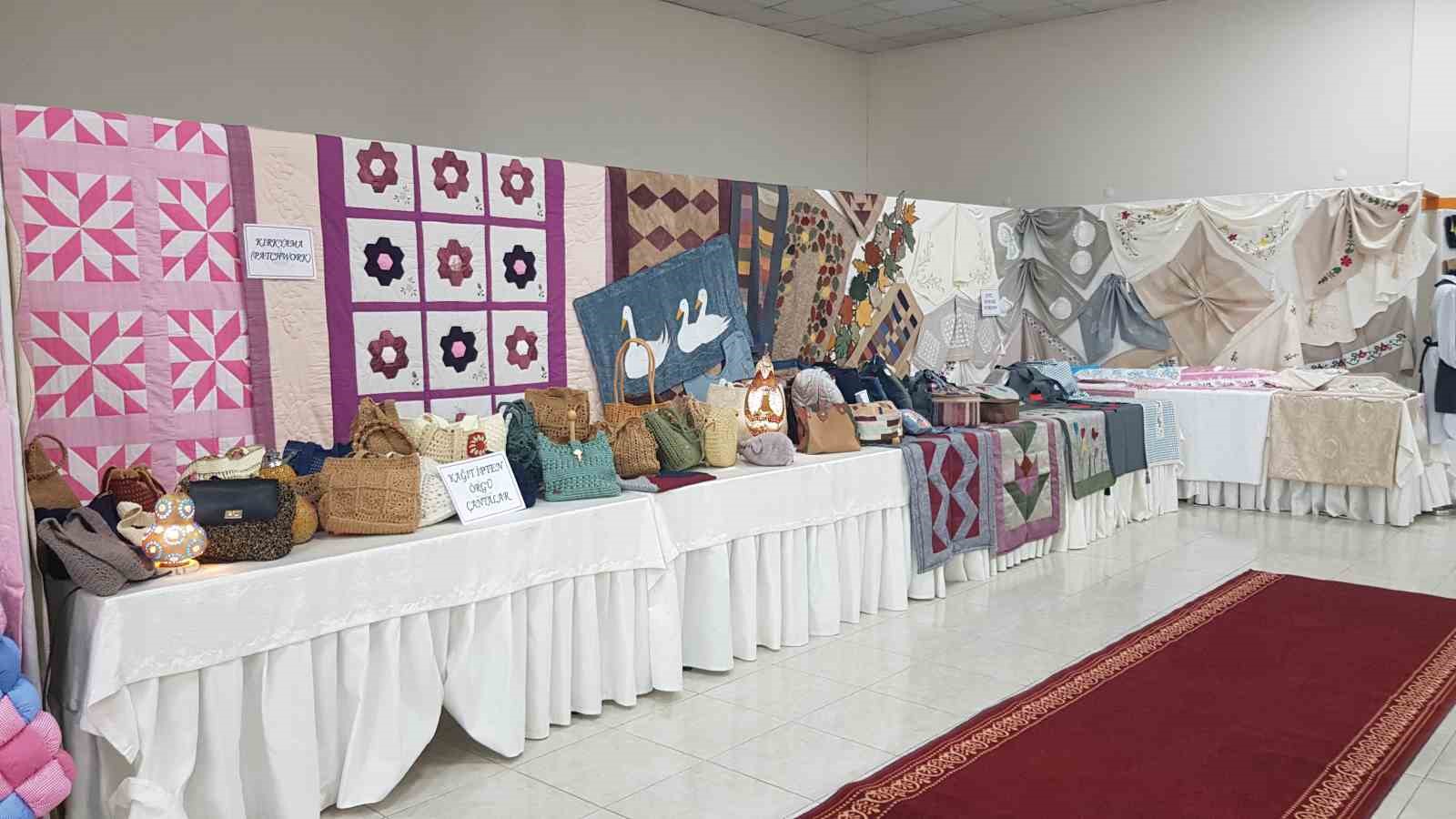 hayat-boyu-ogrenme-haftasinda-kursiyerlerin-el-emegi-urunleri-sergilendi