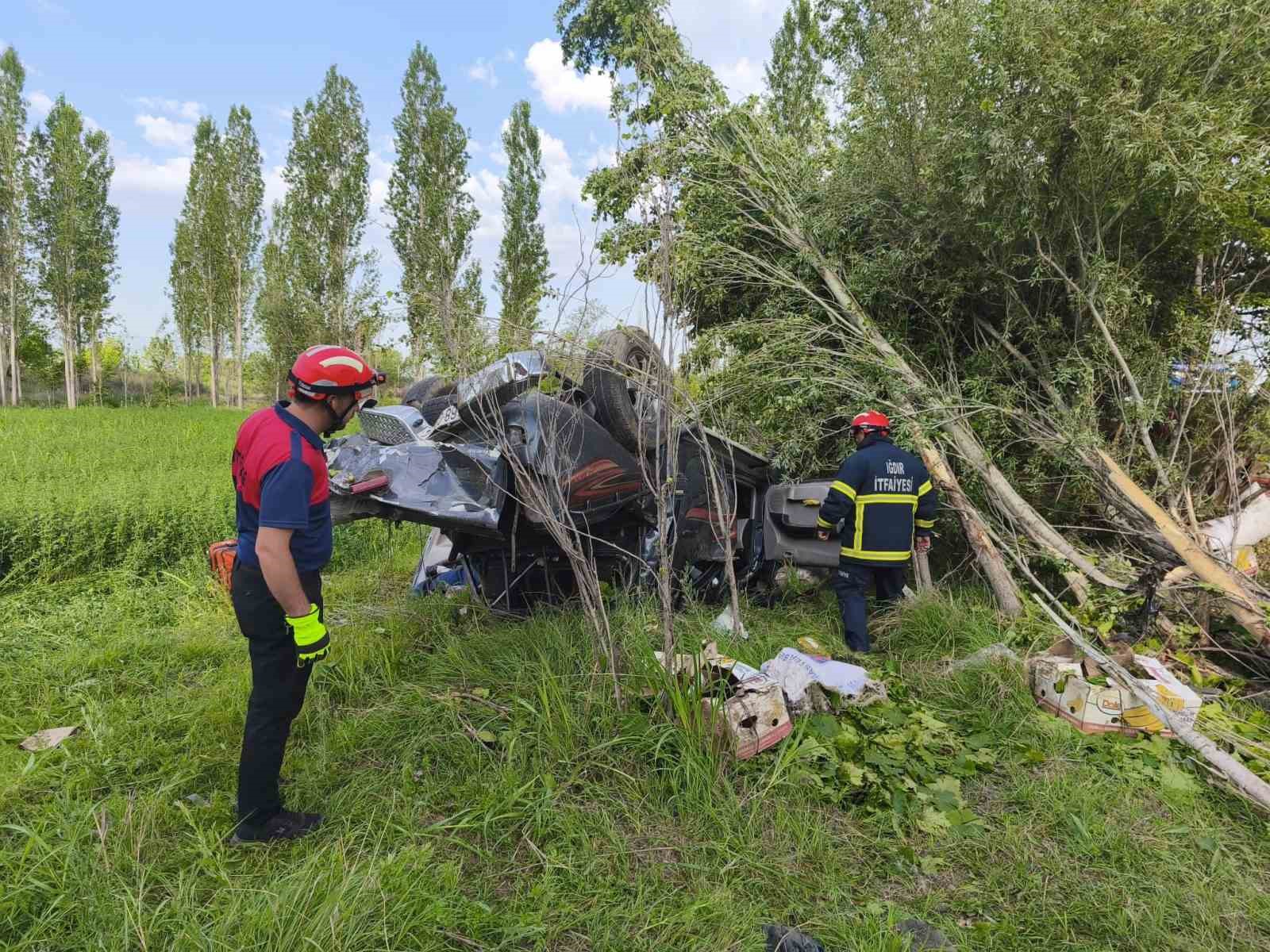 igdirda-trafik-kazasi-azerbaycan-plakali-arac-takla-atti-1i-olu-4-yarali