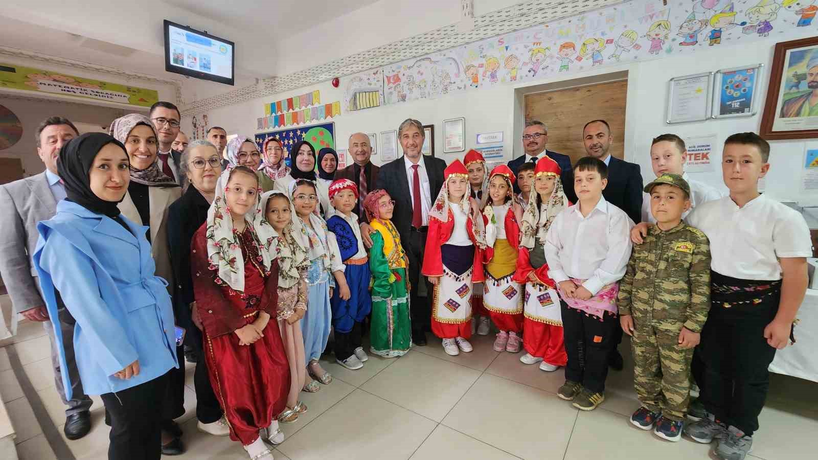 il-milli-egitim-muduru-yilmaz-bu-dunyada-anne-babanizin-ve-ogretmenlerinizin-dualari-sizi-basariya-goturur