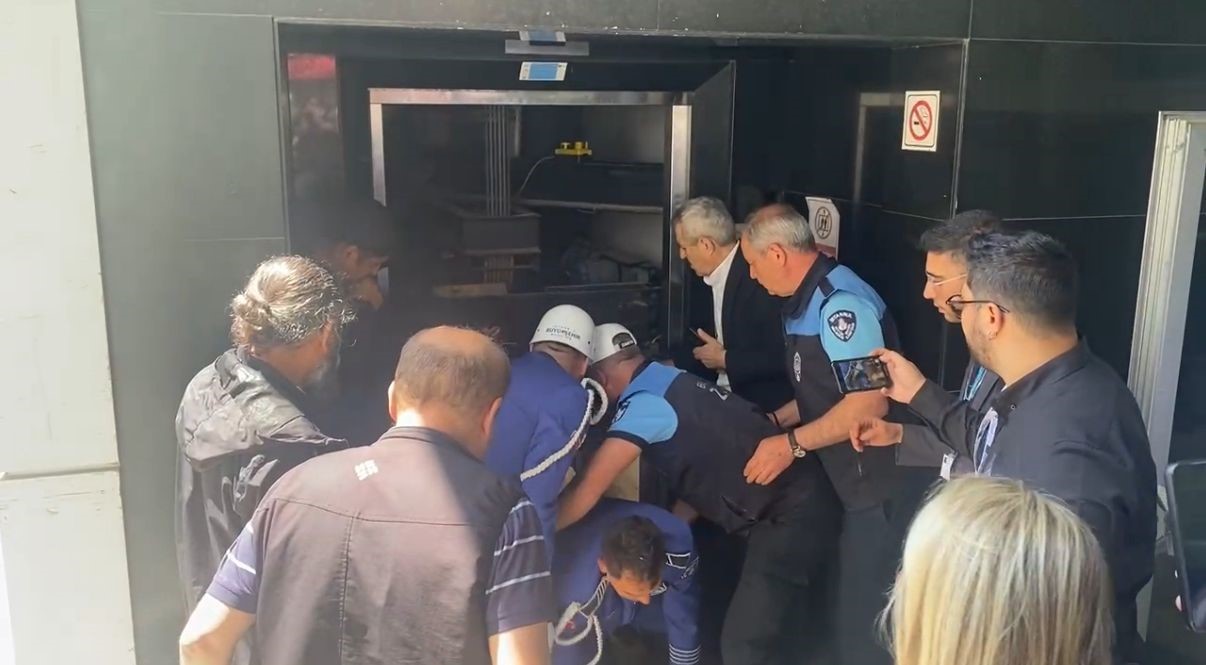 ilhan-sesenin-cenazesi-asansorde-mahsur-kaldi