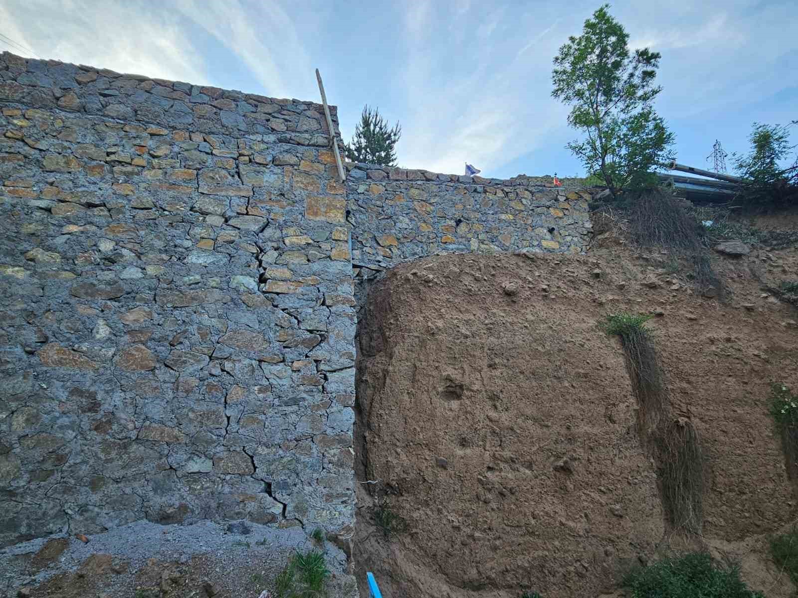 ispirde-bir-yil-once-yapilan-duvardaki-catlamalar-vatandaslari-tedirgin-ediyor