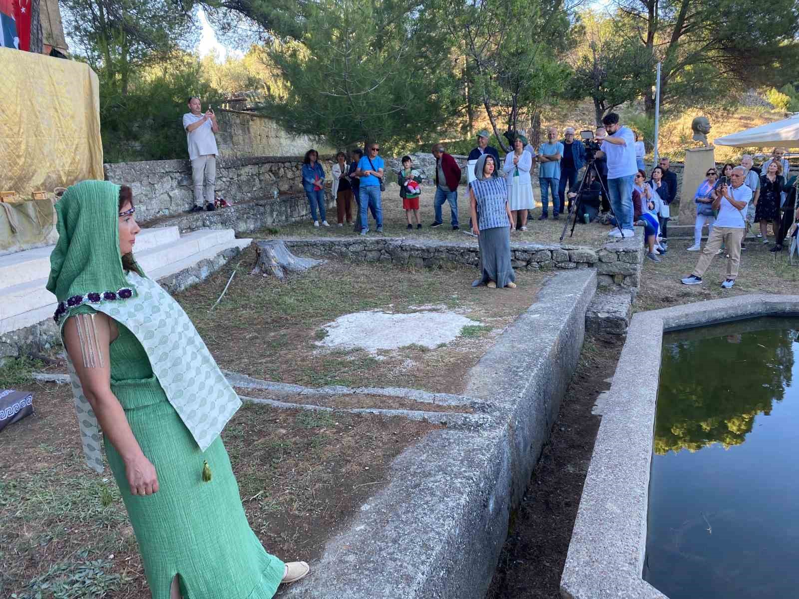 kazdaglarinda-yunan-mitolojik-tanrilari-ve-truva-defilesi-duzenlendi