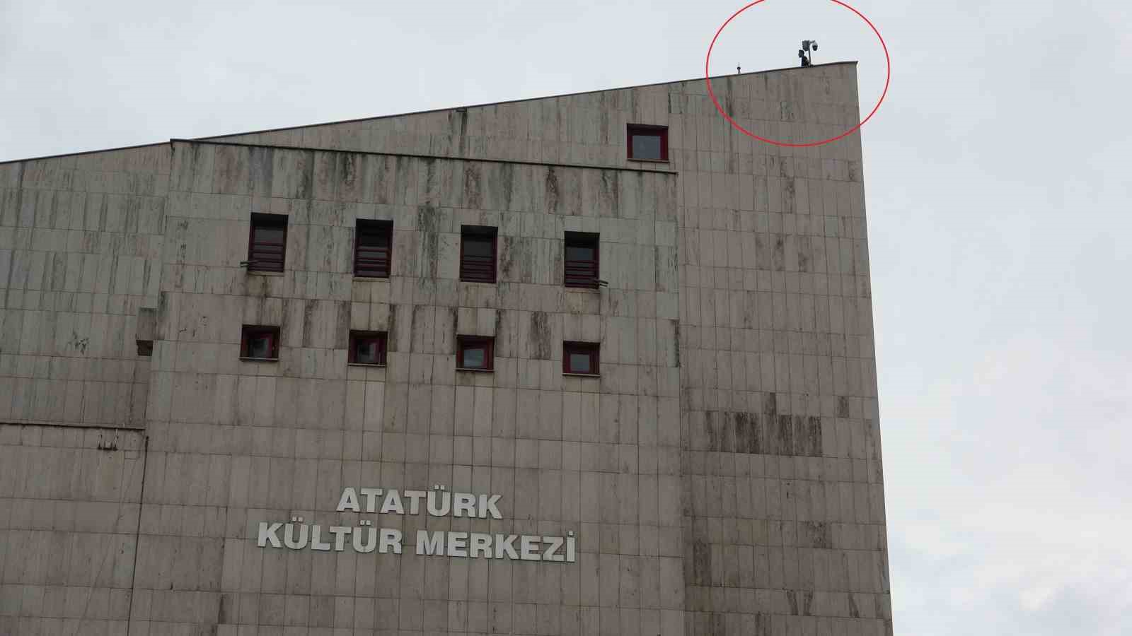kultur-merkezinin-catisina-cikti-ekipler-1-saatlik-calismayla-ikna-etti