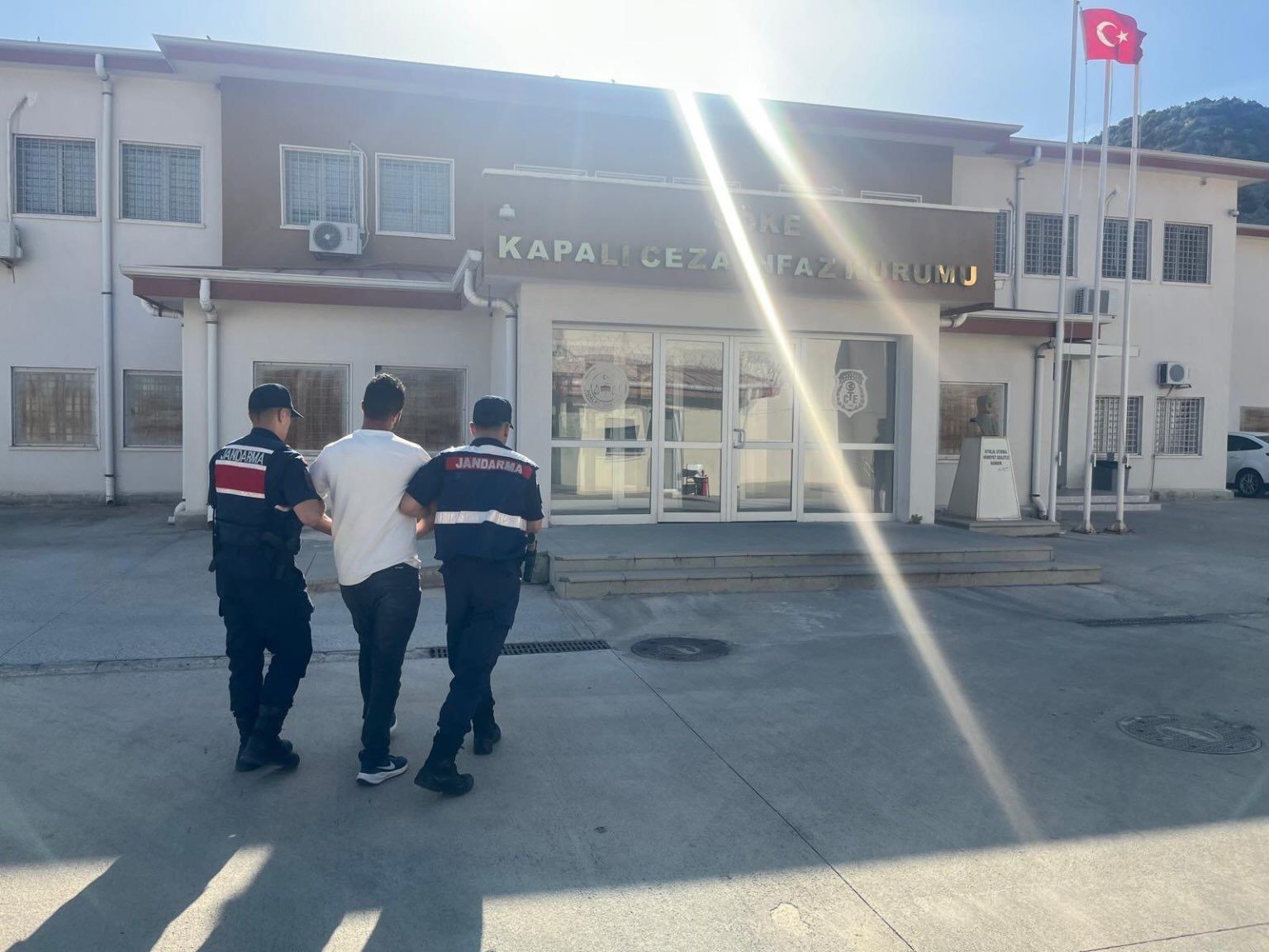 kusadasi-jasattan-sahilde-operasyon-aranan-sahis-guneslenirken-yakalandi