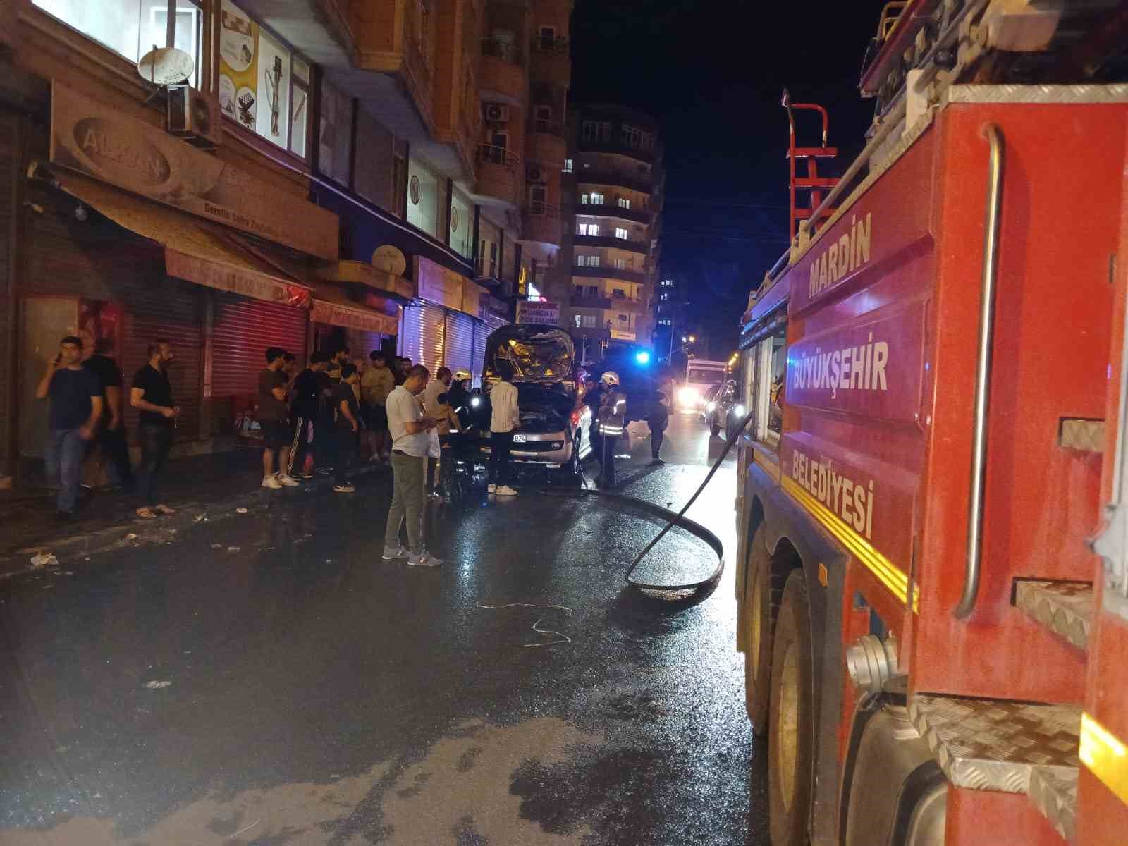 mardinde-yanan-hafif-ticari-arac-itfaiye-ekiplerince-sonduruldu
