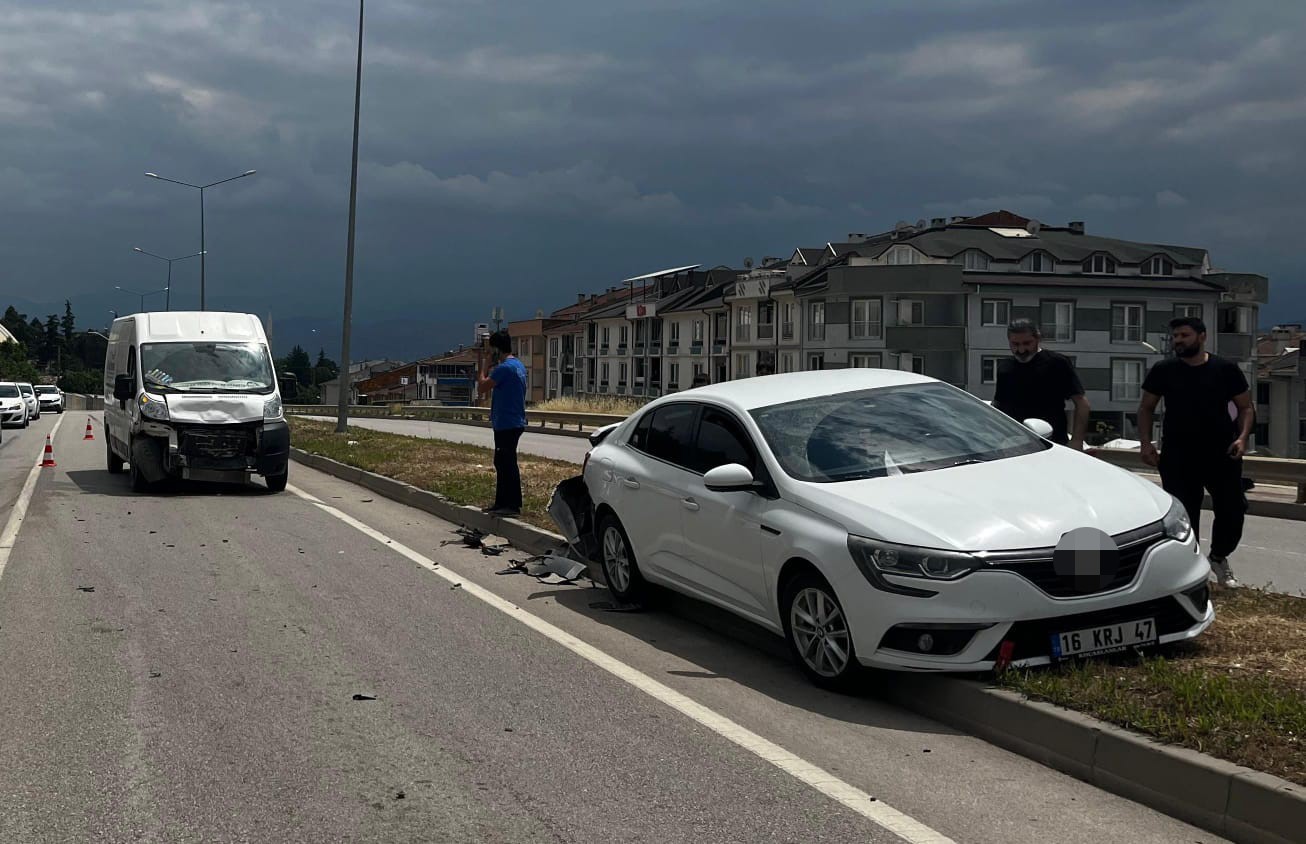 minibus-ile-otomobil-carpisti-1-yarali