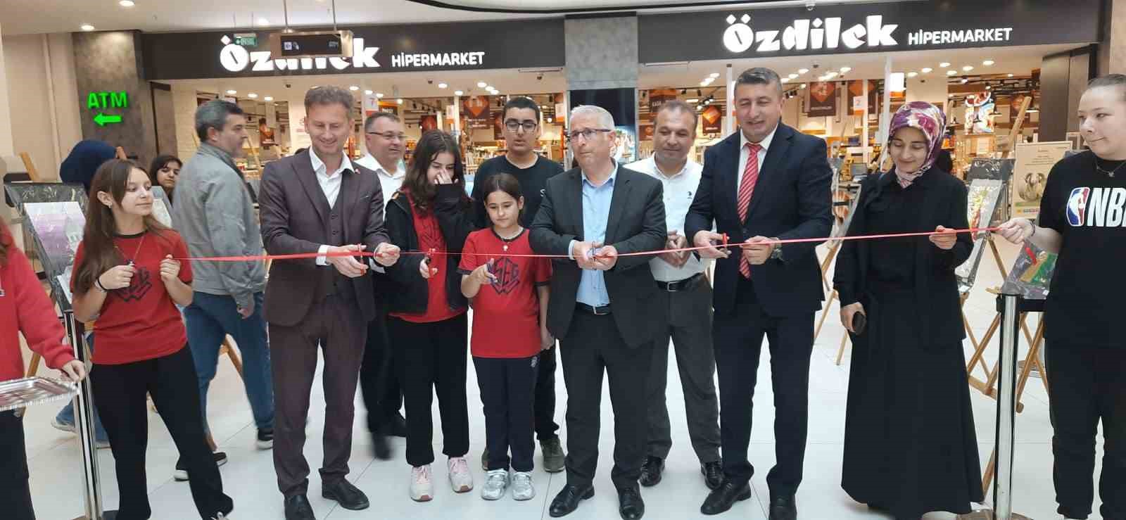 ortaokul-ogrencilerinden-gorsel-sanatlar-sergisi