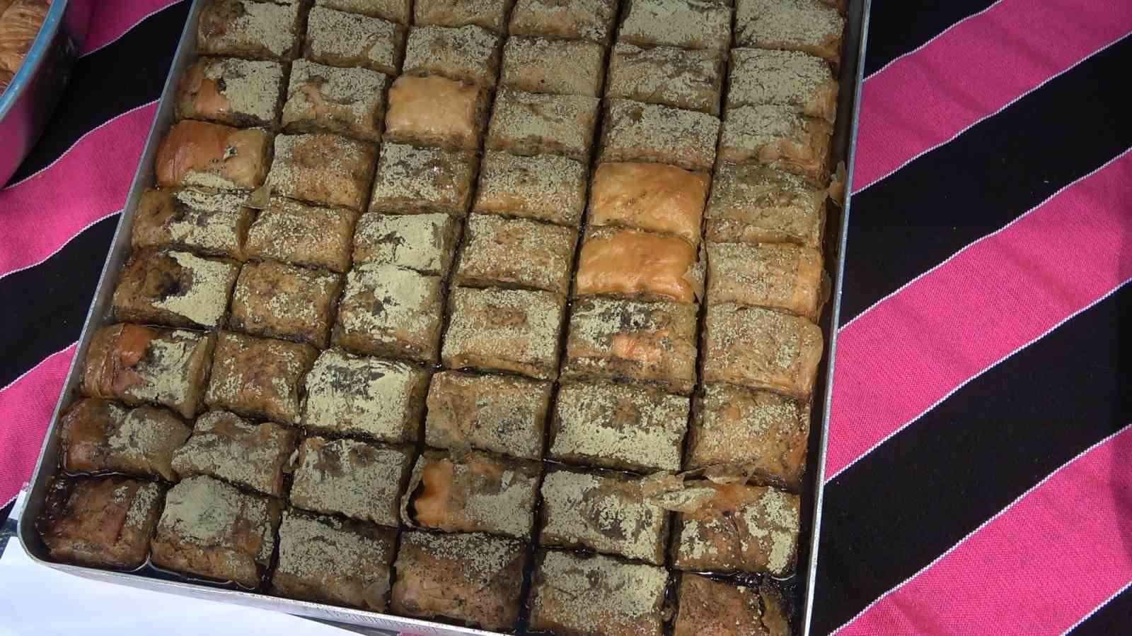 rizede-turk-mutfagi-lezzetleri-gorucuye-cikti-en-fazla-ilgiyi-cay-aromali-baklava-cekti