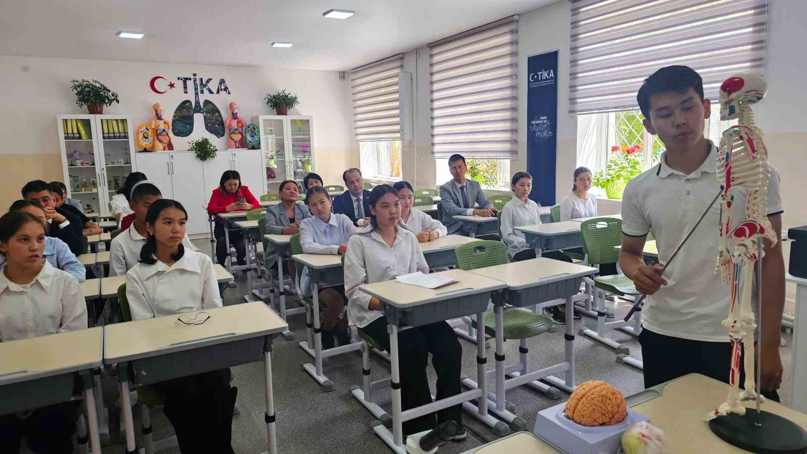 tikadan-kirgizistanda-egitime-destek-biyoloji-sinifi-yenilendi