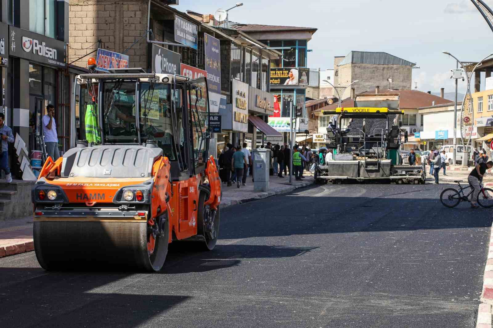 van-buyuksehir-belediyesi-asfalt-serimine-basladi