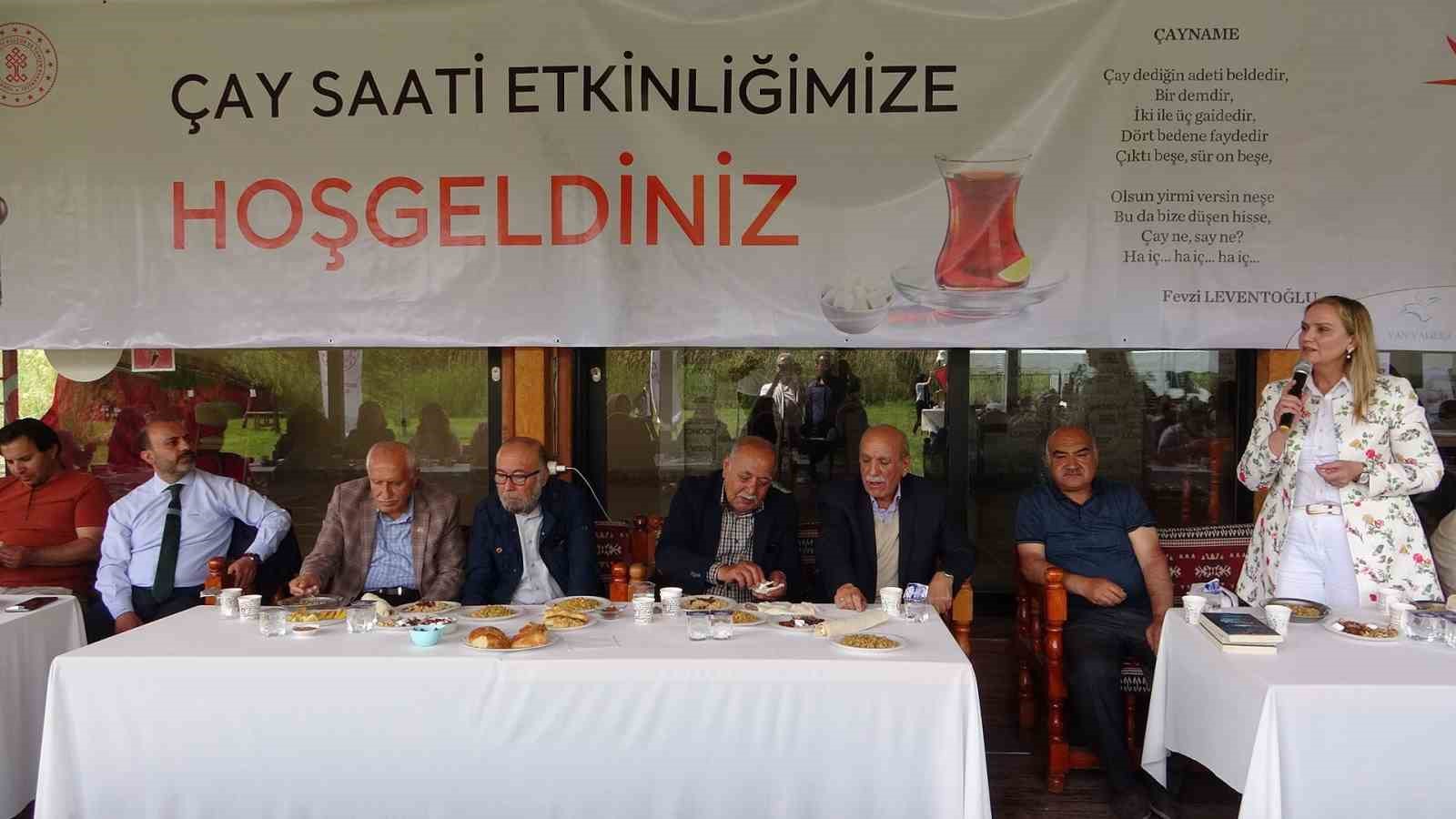 van-kalesi-onunde-cay-saati