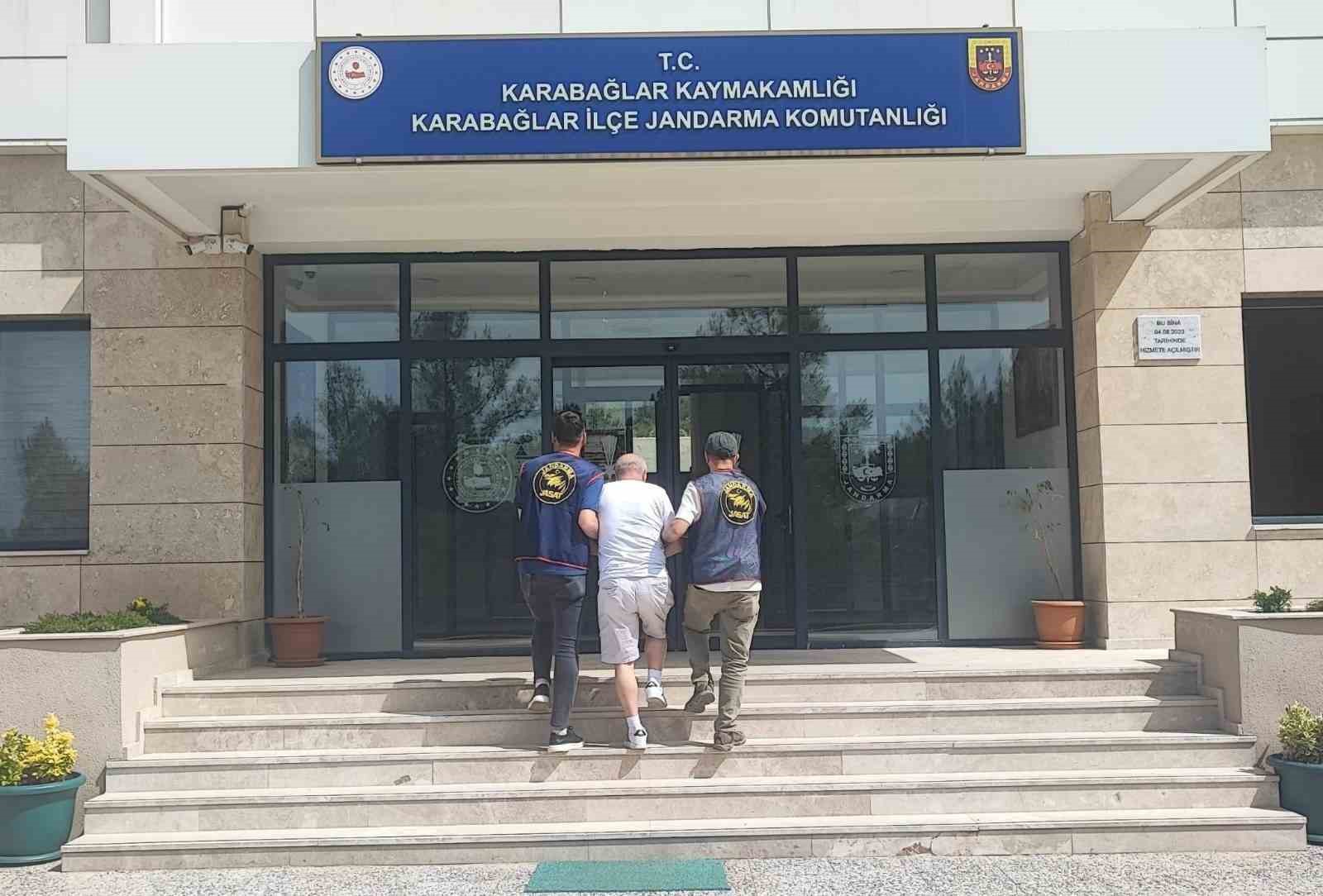 18-ayri-suctan-aranan-firari-sahsi-jandarma-dedektifleri-izmirde-yakaladi