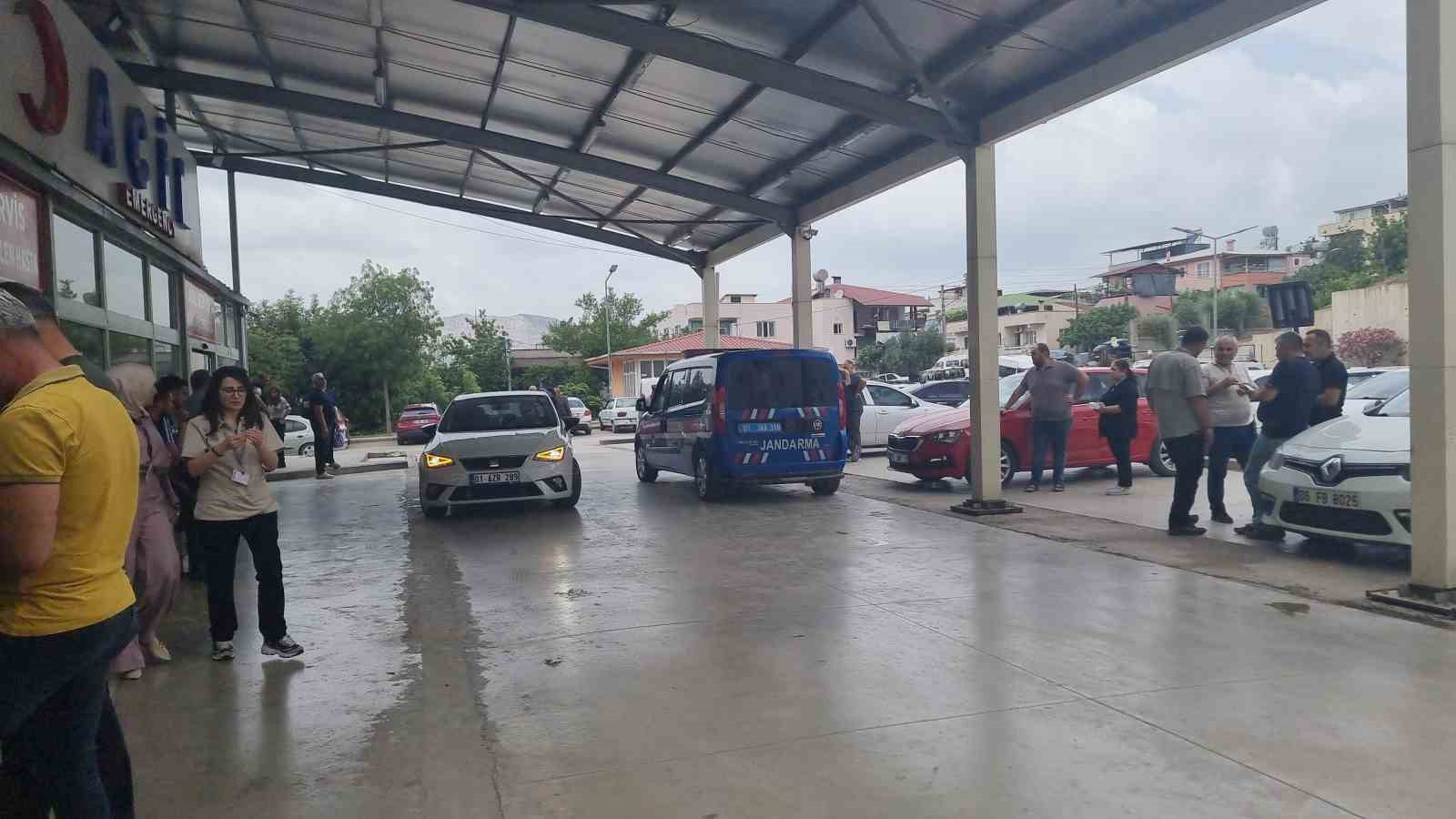 adanada-yol-verme-kavgasinda-silahlar-cekildi-1i-polis-3-yarali