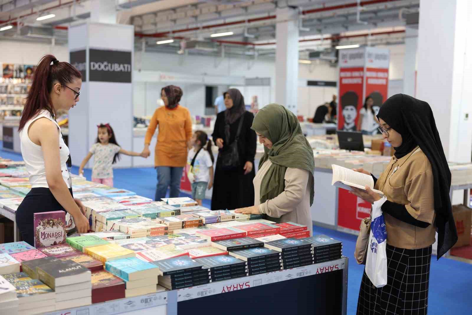 baskan-cercioglu-sevilen-yazarlari-aydinlilar-ile-bulusturmaya-devam-ediyor