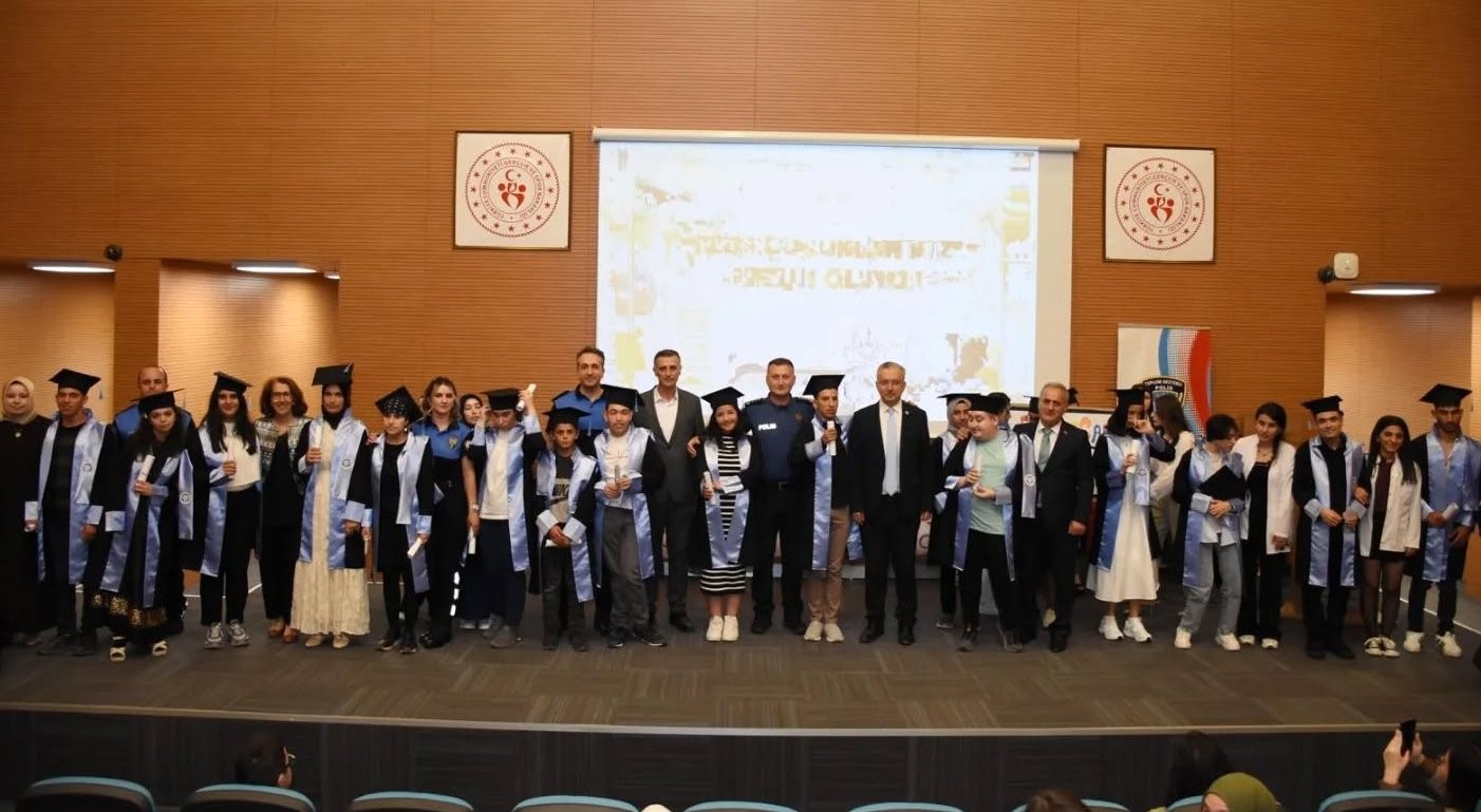 bizim-cocuklarimiz-projesinin-ilk-etabi-temsili-mezuniyet-toreni-ile-sonlandi
