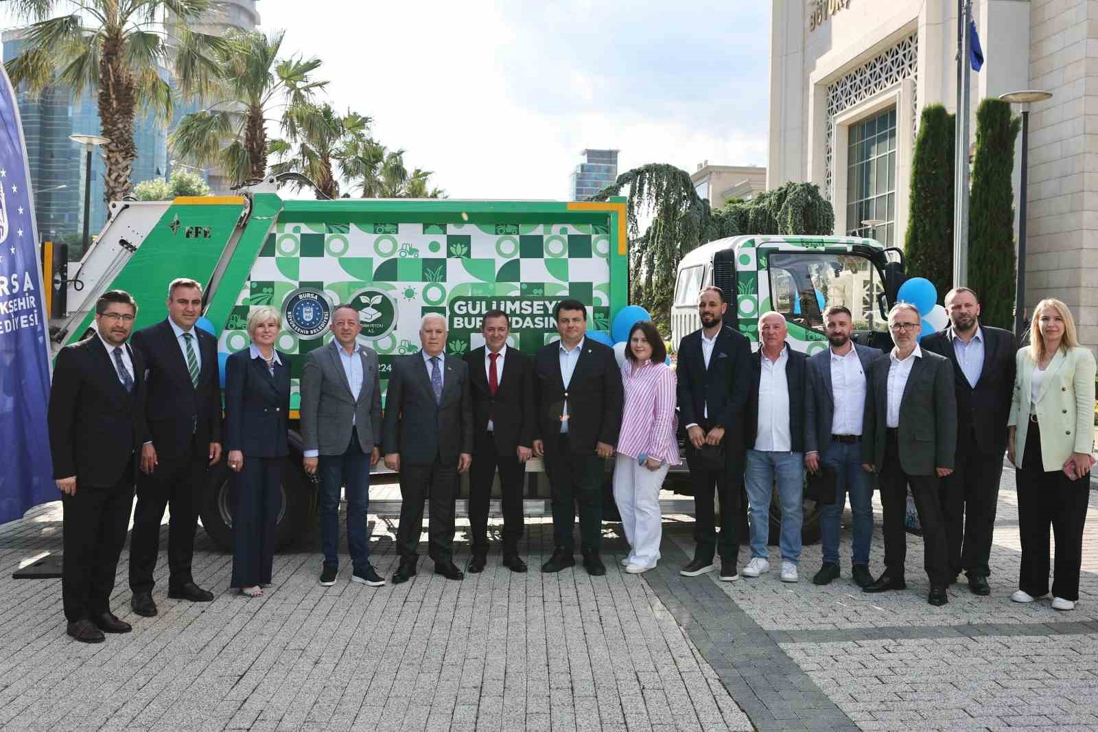 buyuksehirden-studenicani-belediyesine-cop-kamyonu-destegi