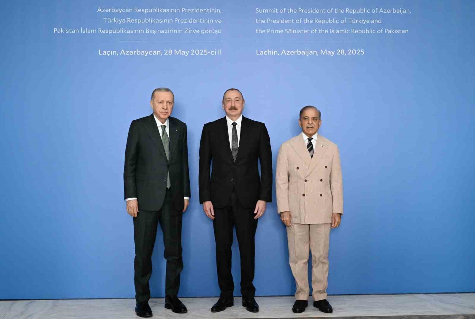 cumhurbaskani-erdogan-aliyev-ve-serif-ile-aile-fotografi-cektirdi