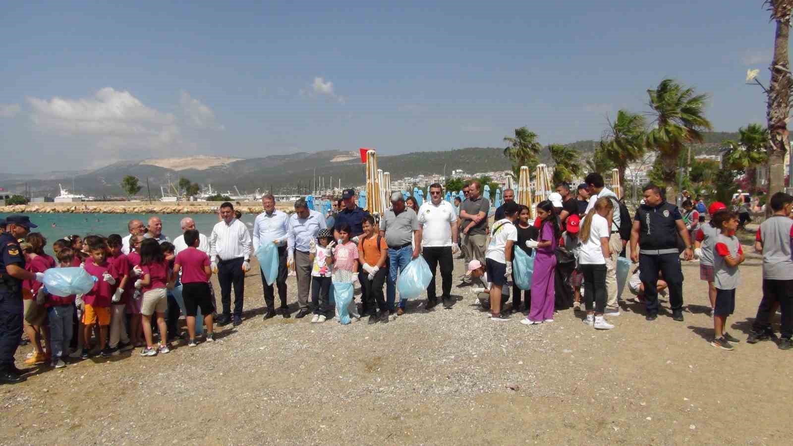 dalgiclar-denizde-ogrenciler-sahilde-temizlik-yapti