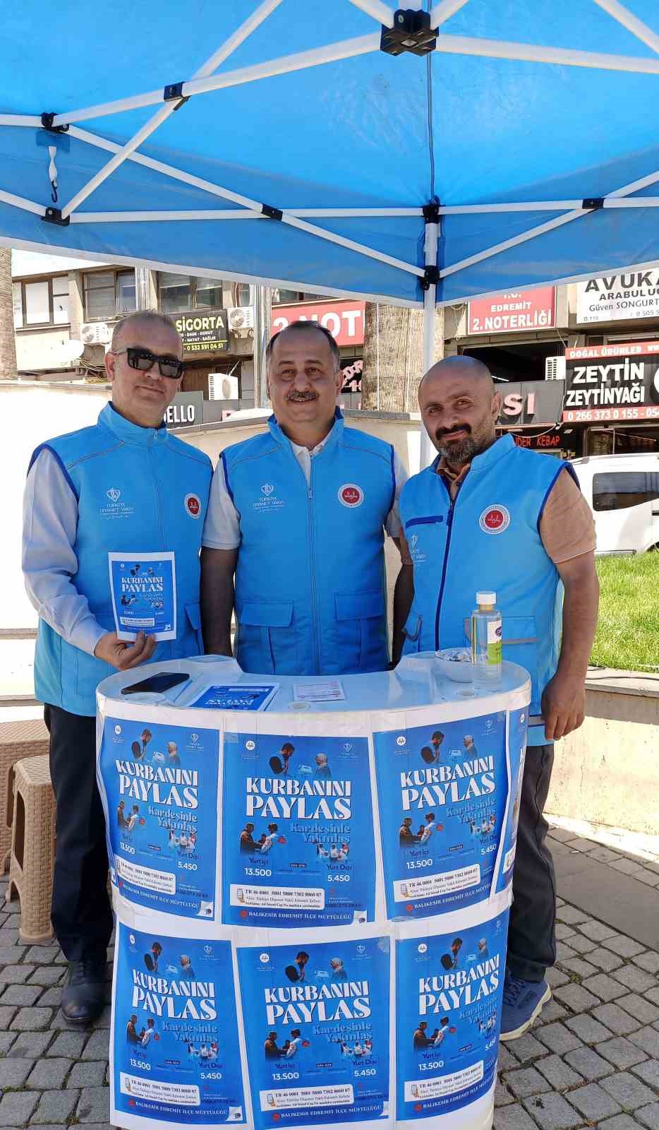 diyanet-vakfi-edremitte-kurban-bagis-standi-acti