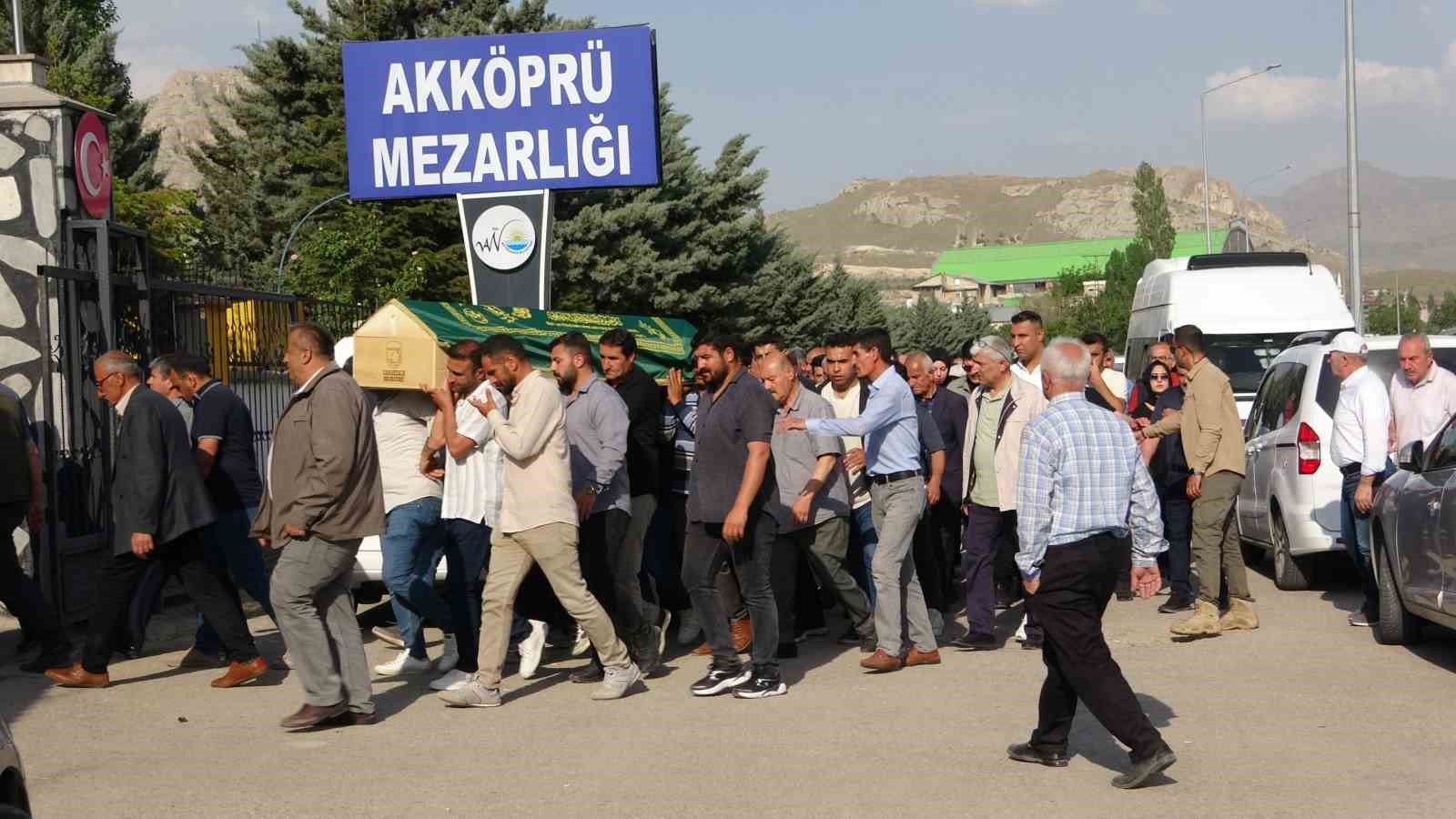doga-yuruyusunde-kaybolan-ve-cansiz-bedeni-bulunan-mudur-yardimcisi-topraga-verildi