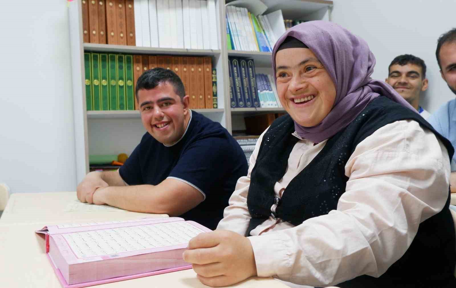 down-sendromlu-fatma-ve-muhammetin-kuran-i-kerim-aski-engel-tanimadi