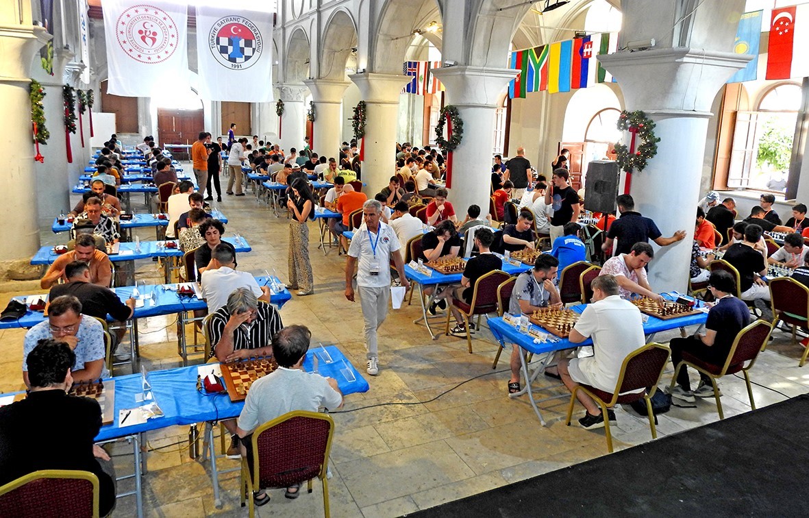 dunya-satranc-ustalari-cesmede-bulusuyor