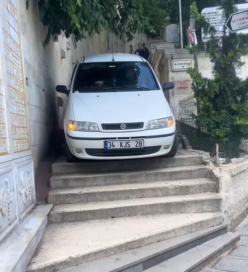 eyupsultanda-navigasyona-aldanan-surucu-merdivenlerde-mahsur-kaldi