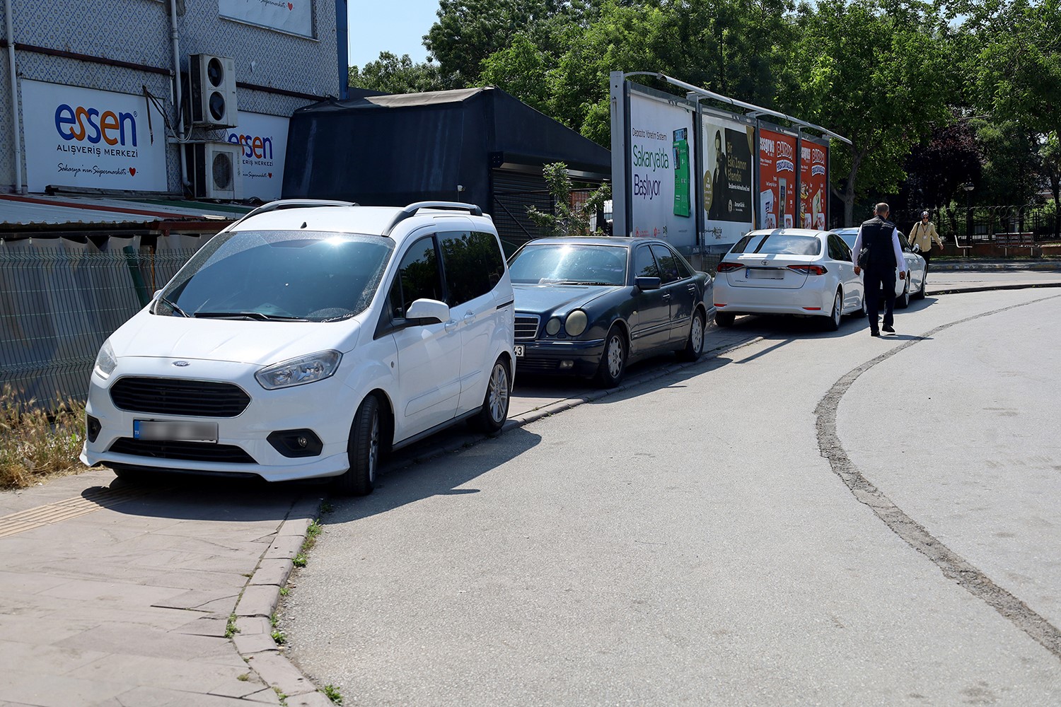 hatali-park-yaparak-yaya-gecislerini-engelleyen-arac-suruculeri-tek-tek-uyarildi