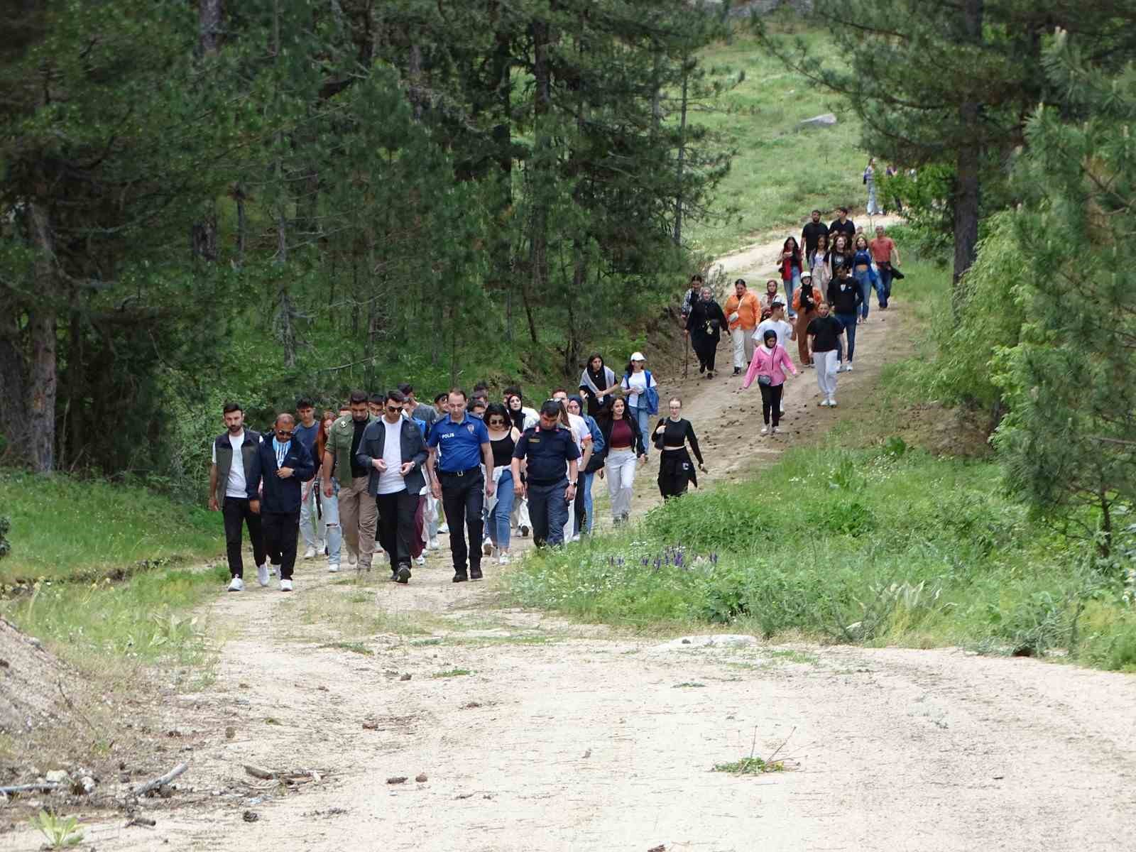 hisarcik-myo-ogrencileri-doga-yuruyusunde-agaclara-50-ahsap-kus-yuvasi-asti