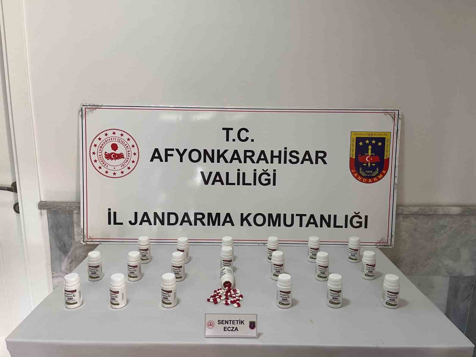 jandarma-is-yerine-yaptigi-baskinda-bin-200-adet-uyusturucu-hap-ele-gecirdi