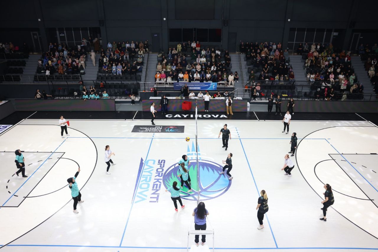 kadin-kursiyerler-voleybol-macinda-hunerlerini-konusturdu