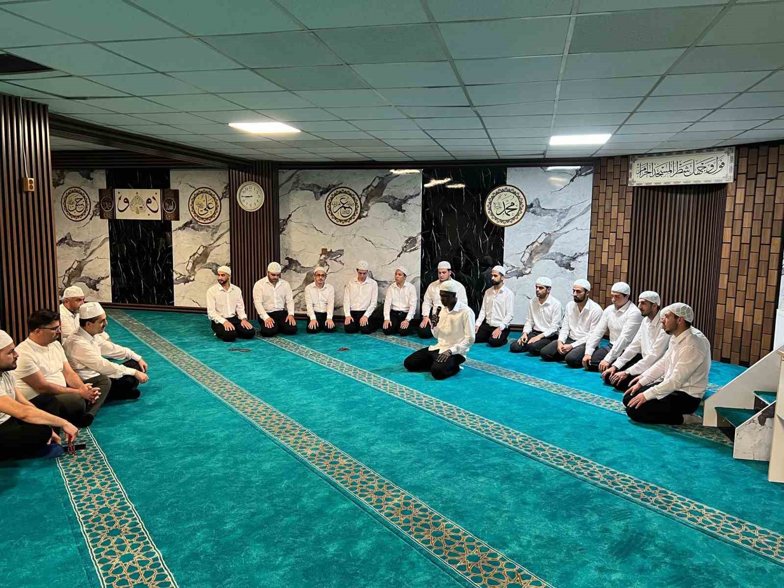 kuran-i-kerimi-ogrenen-ogrencilere-hediye