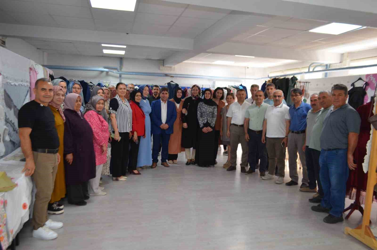 kursiyerlerin-el-emegi-goz-nuru-urunleri-sergilendi