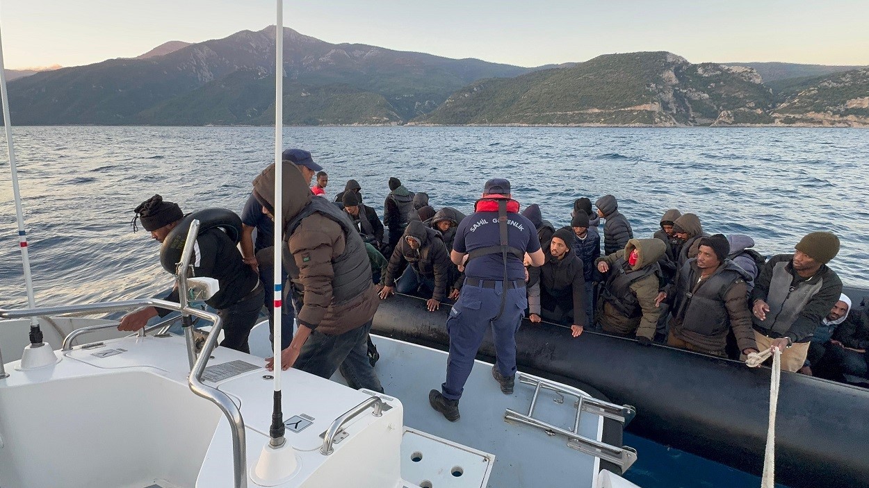 kusadasi-aciklarinda-42-duzensiz-gocmen-kurtarildi