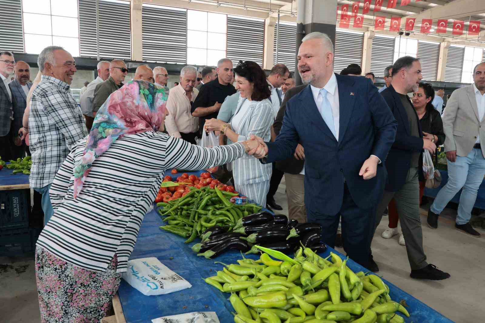 menemende-bir-kapali-pazar-yeri-daha-acildi