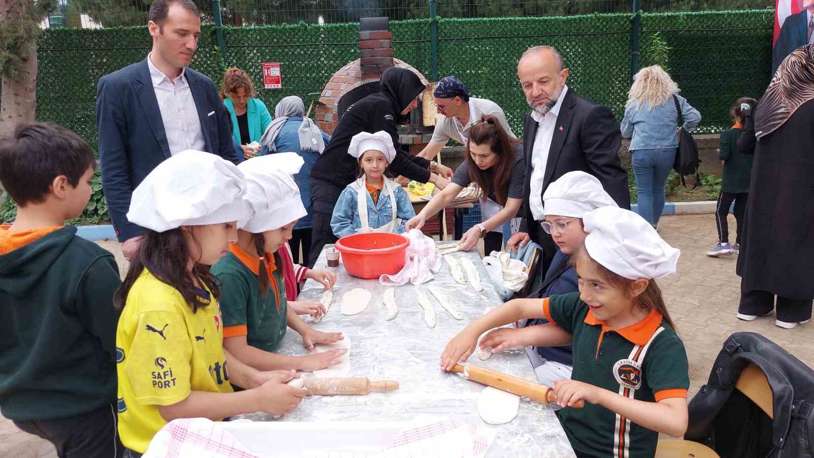 minik-eller-okul-bahcesinde-hamur-acip-kiymali-pide-hazirladilar