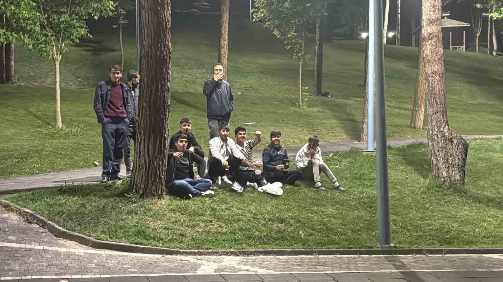 motosiklet-suruculerine-ceza-yagdi-onlar-ise-cekirdek-yiyerek-izledi