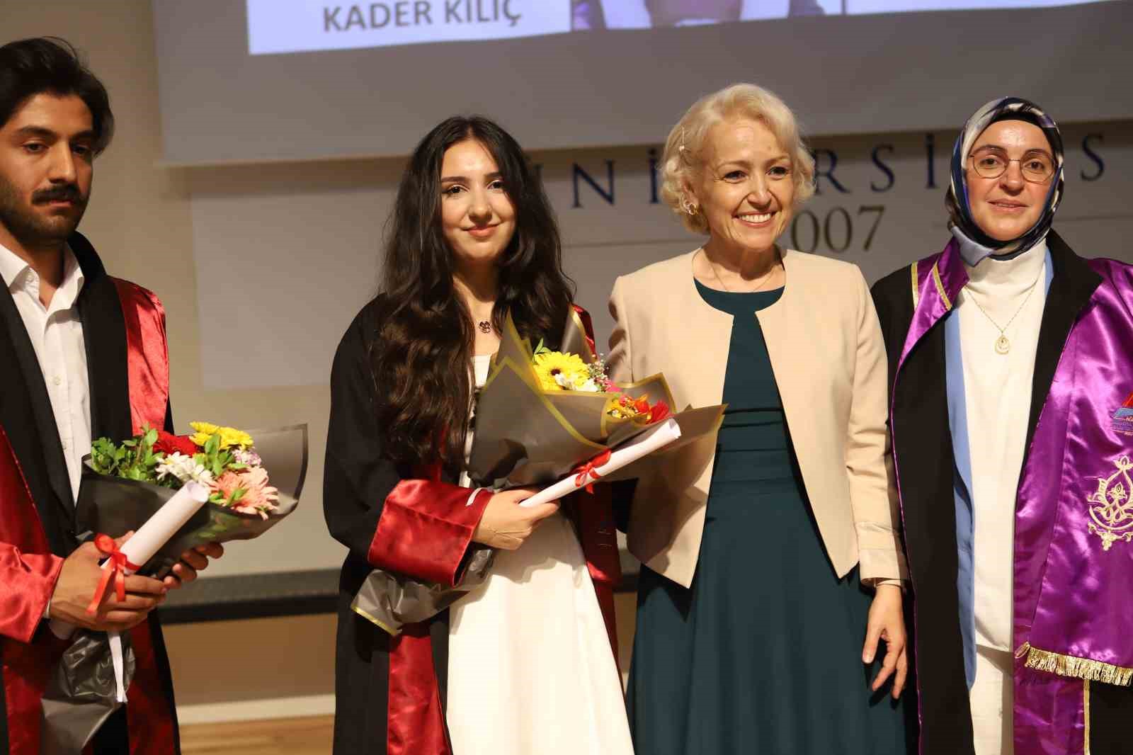 ogrencisinin-hayatina-iki-kez-dokundu-mezuniyet-gururu-gozyaslarina-donustu
